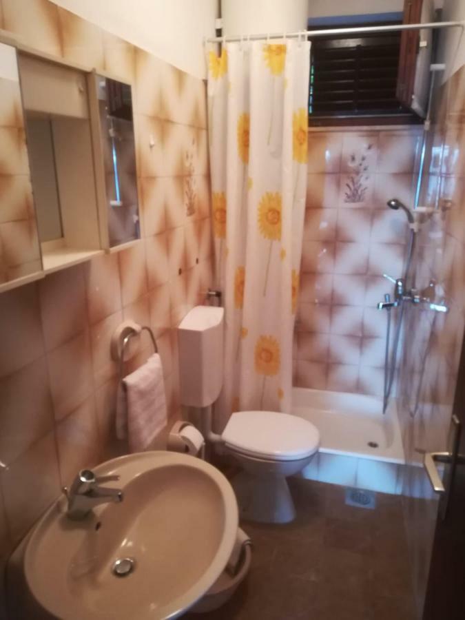 Apartmani Ujdur 奥米什 外观 照片